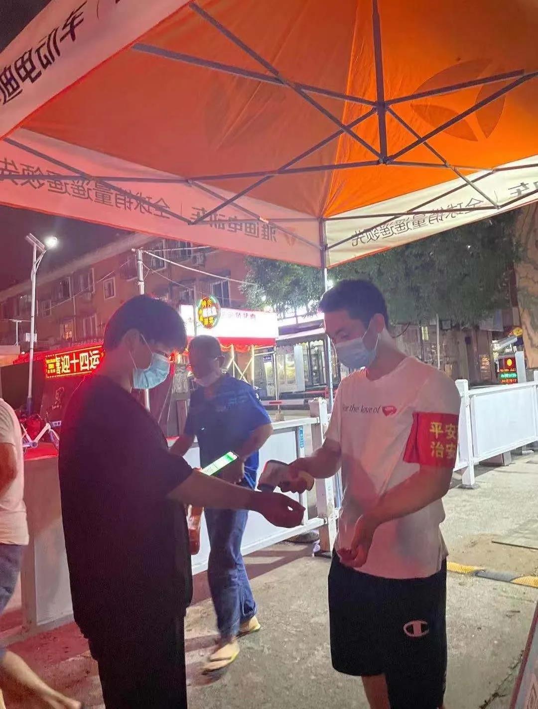 李嘉成同学为社区进出居民测量体温