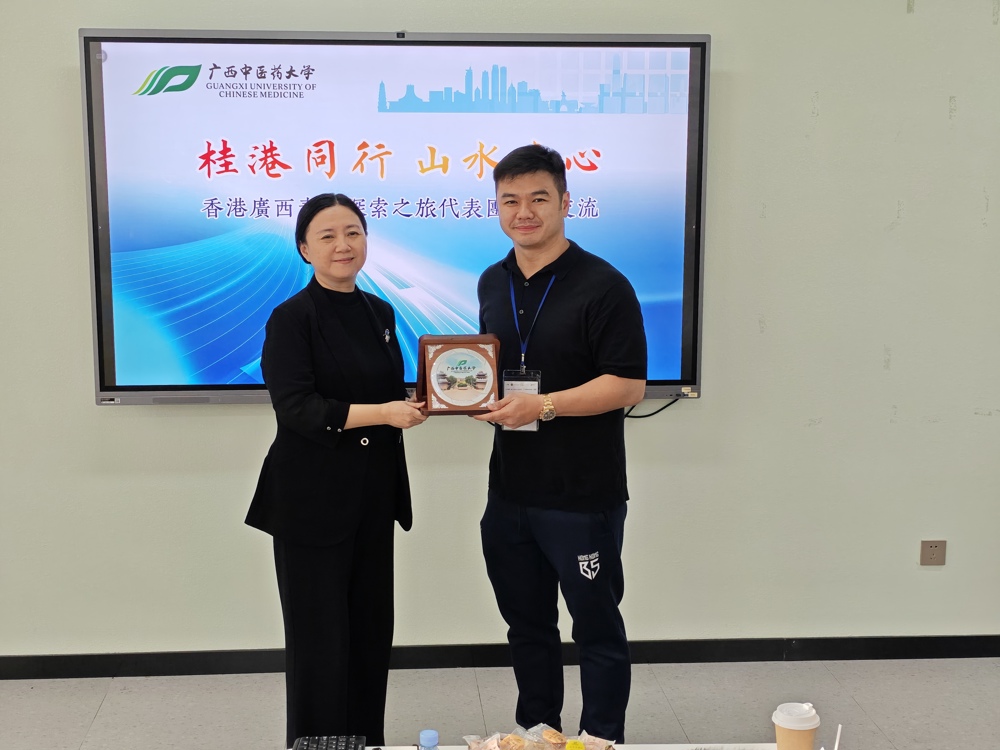 姚春校长代表学校向代表团赠送纪念品