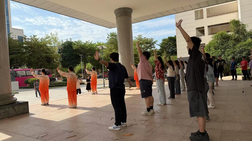 港澳青年自发跟练养生功法八段锦