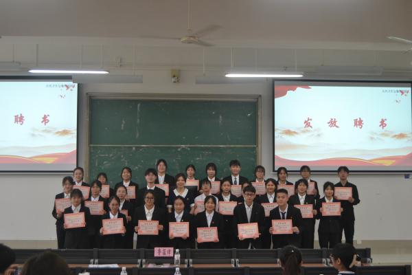 我院团委书记鲁蕴律老师与学生会优秀工作人员合影留念