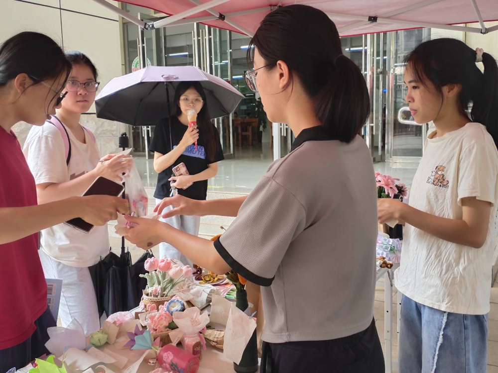 同学们积极参加线下投票