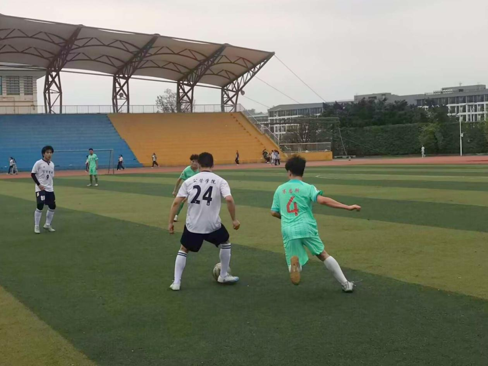 我方球员带球过人