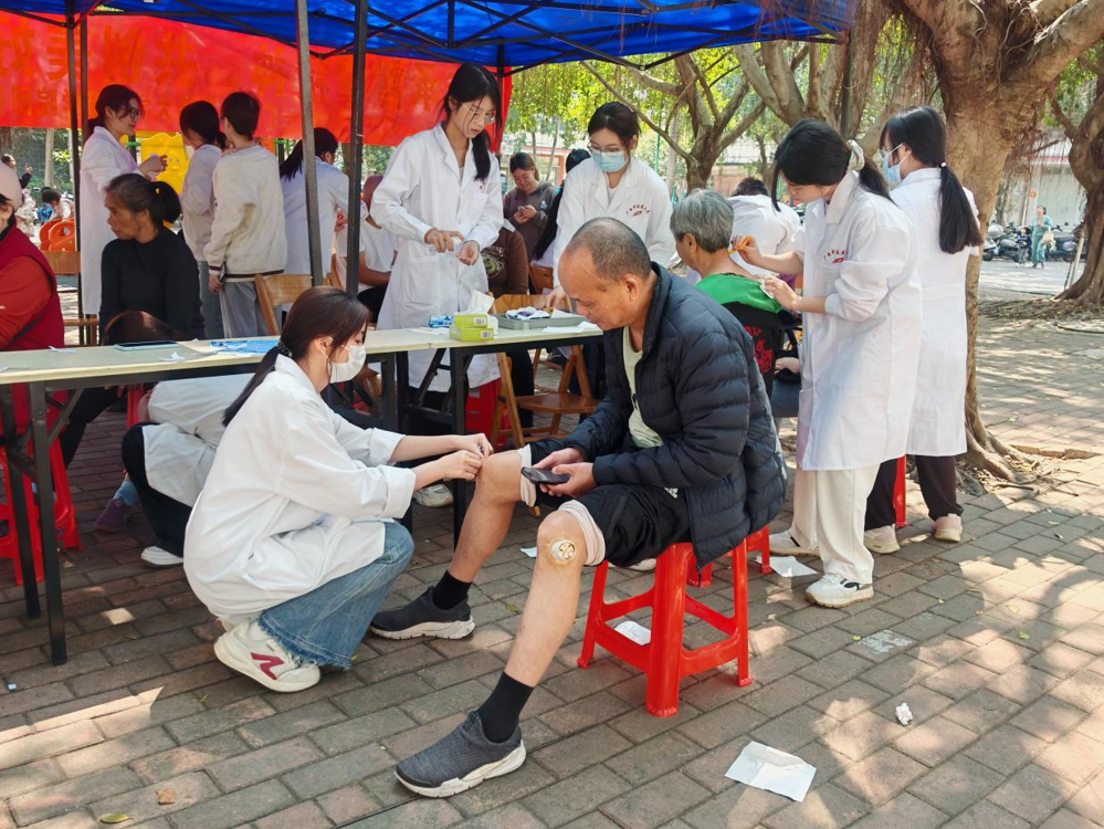 为居民进行艾灸和刮痧