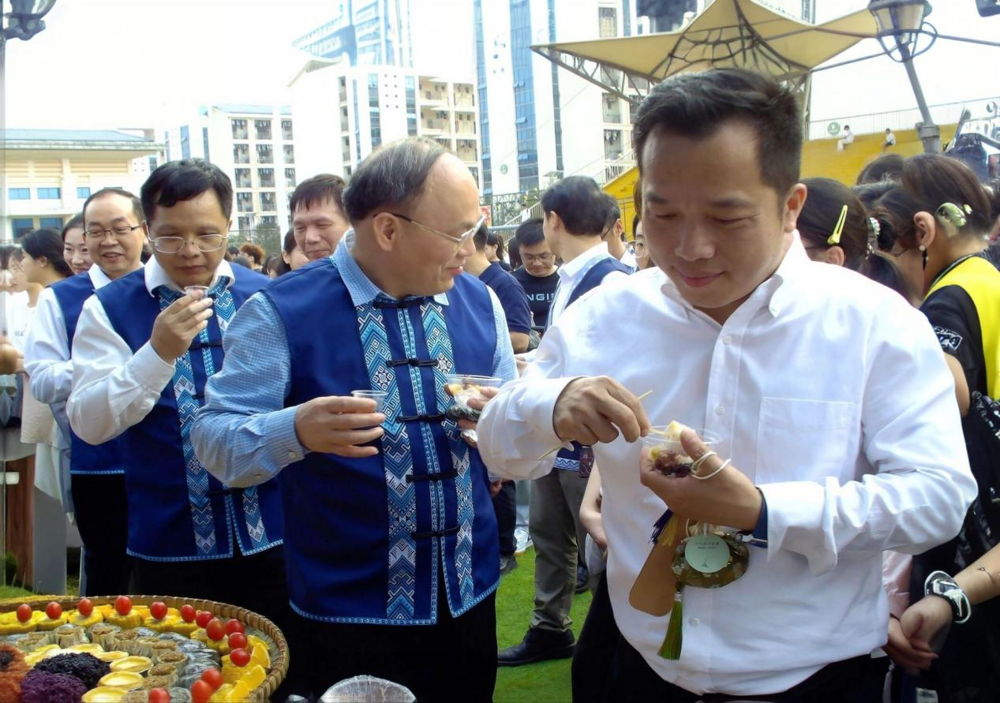 老师们品尝特色美食