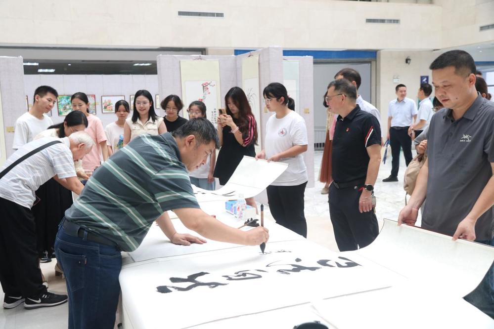 书画爱好者现场泼墨