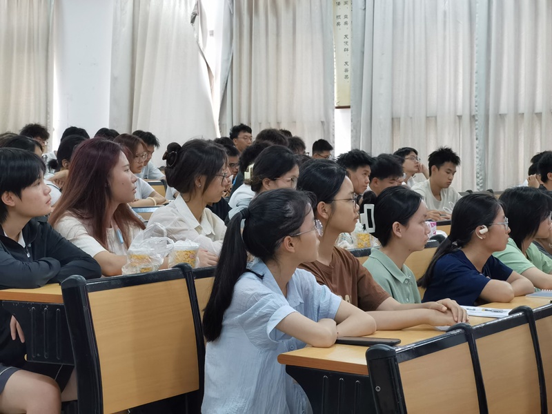 学生专心听课