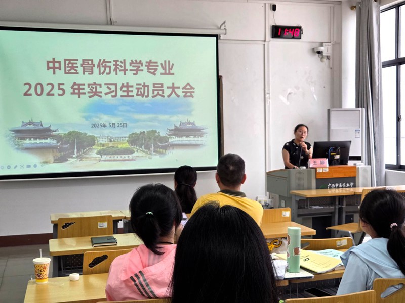 学生工作办公室主任布银瑶讲话