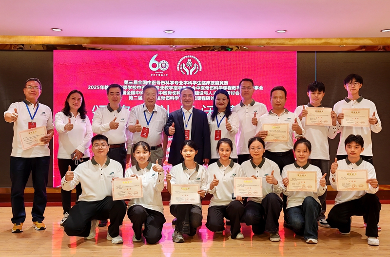 001肖鲁伟、黄桂成教授与我院代表队合影