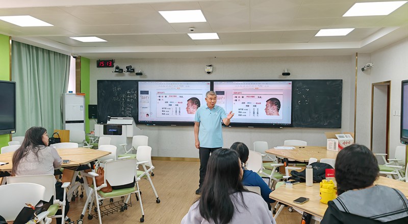 林军教授以青年教师韦永政的教学展示为案例，进行深度互动式培训