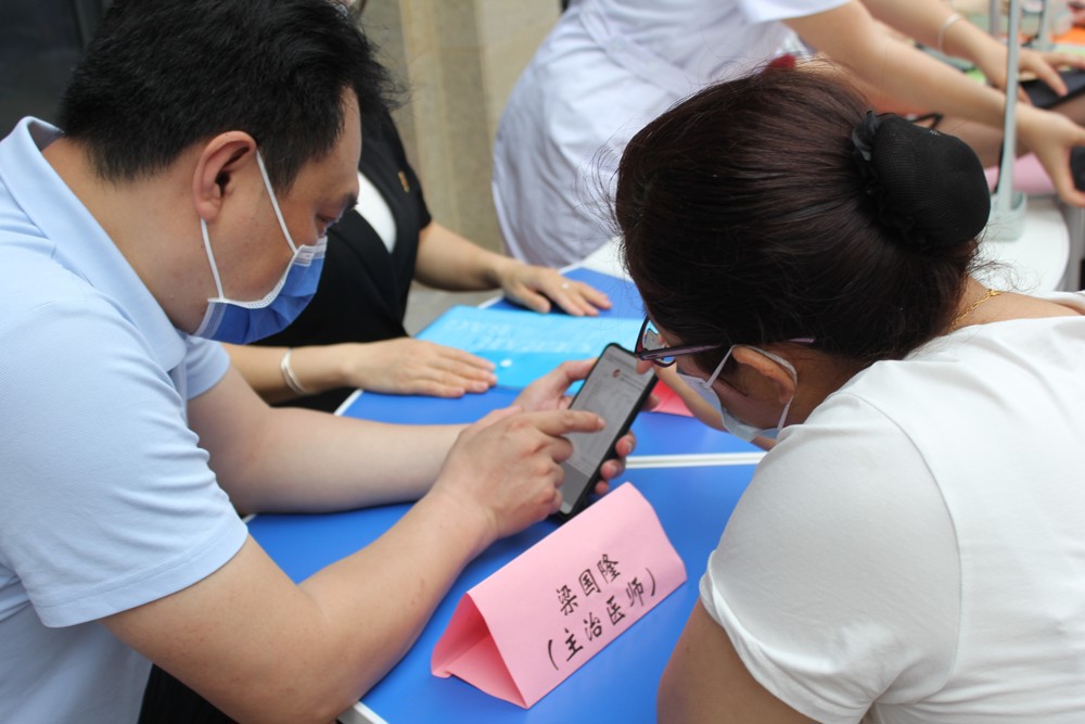 点点体育基础医学专业部梁国隆老师（主治医师）给社区居民答疑解惑