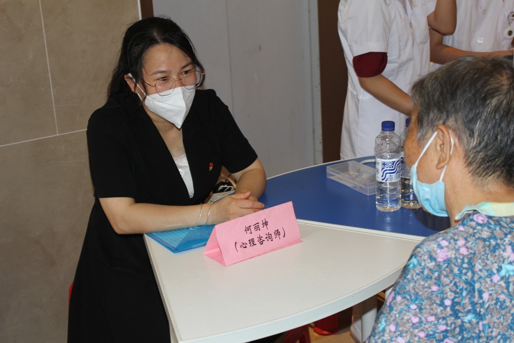 点点体育心理咨询师在给社区居民提供心理咨询