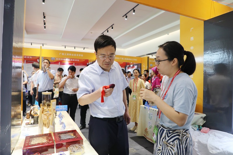 自治区党委教育工委书记、教育厅党组书记、厅长刘友谊参观点点体育展区