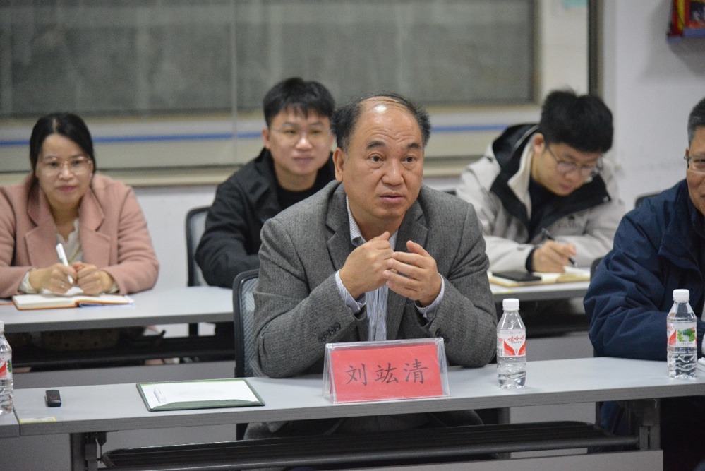 一群人坐在桌子前

描述已自动生成