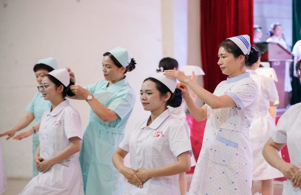 护理老师为护生戴帽