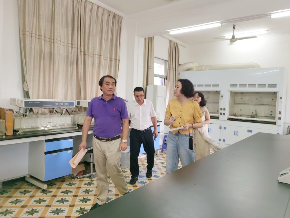 图-3 韦文朗副校长带队检查东葛校区实验室的教学准备情况