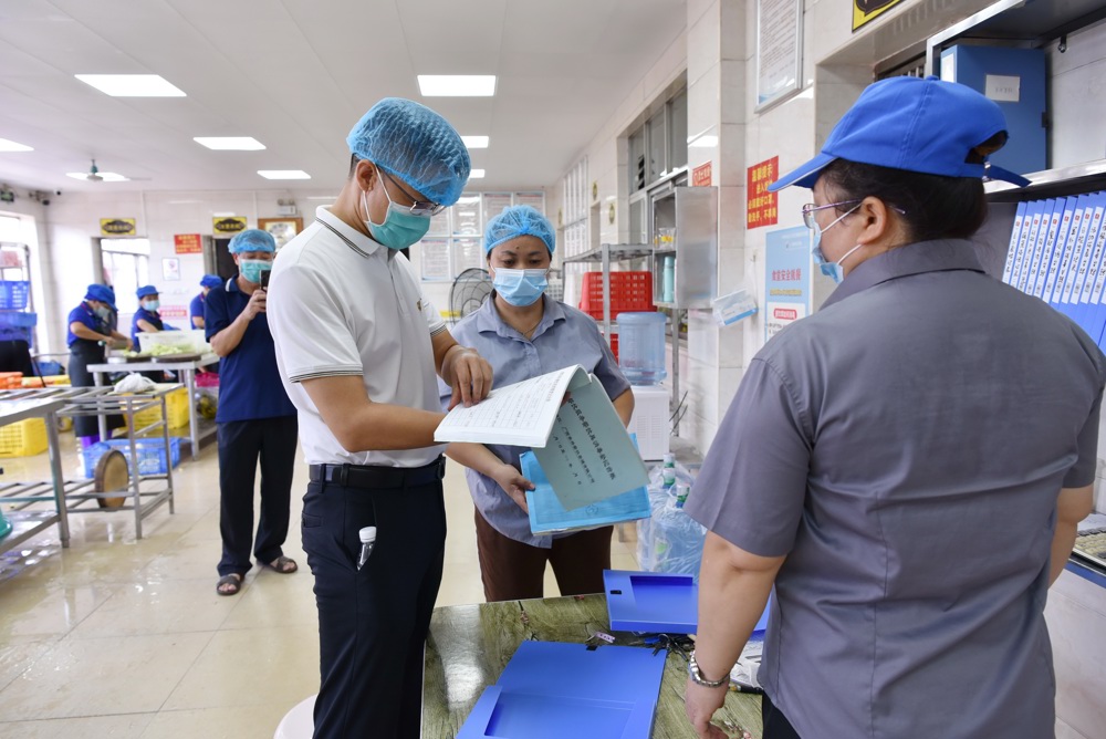 图-4 邓刚副书记检查学生食堂食材采购情况
