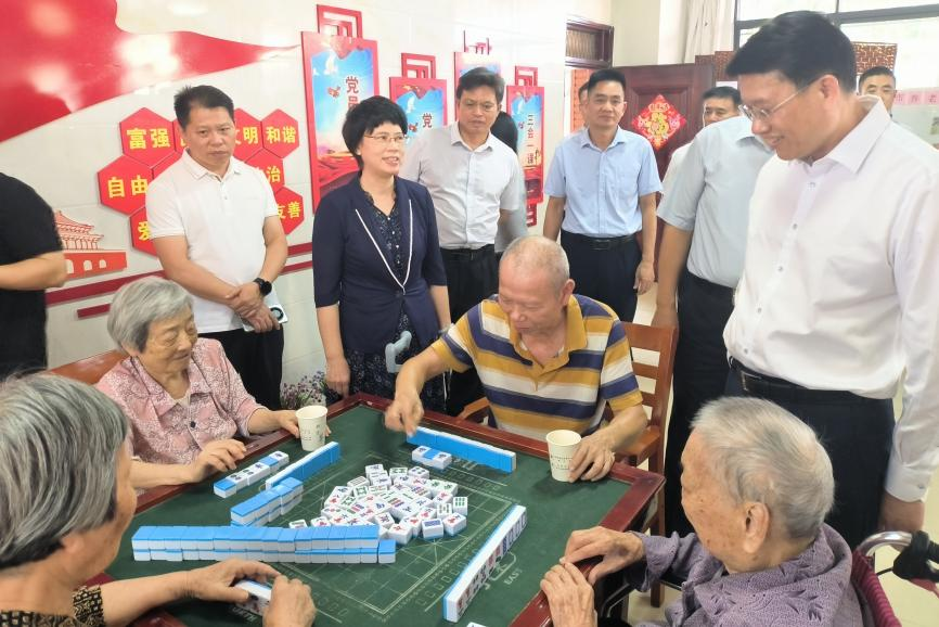 看望在院居住的长者