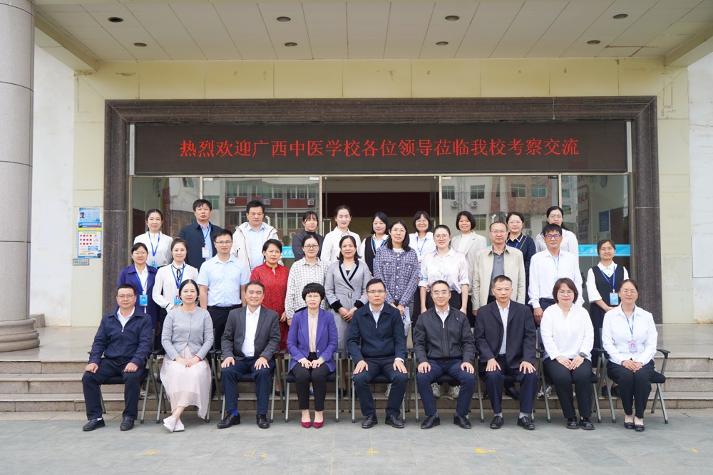 学校双方人员合影留念