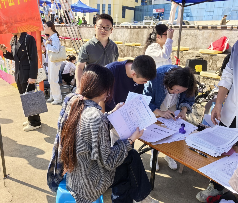 班主任指导毕业生面试_副本