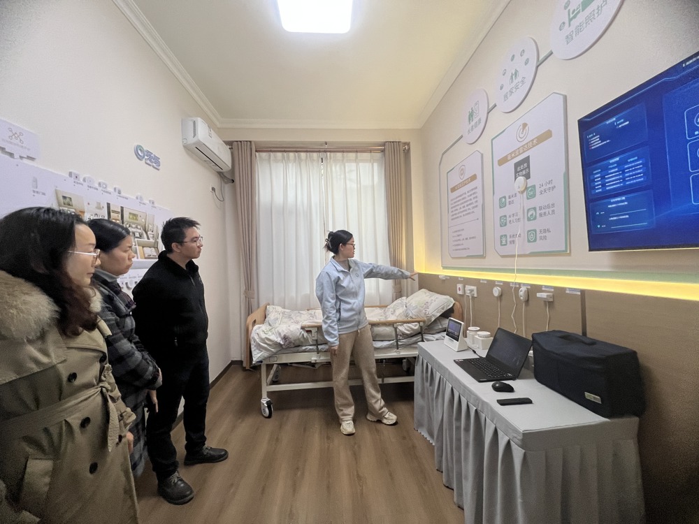 参观智能居家产品展示区