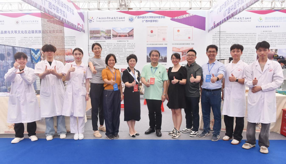 学校参展师生合影