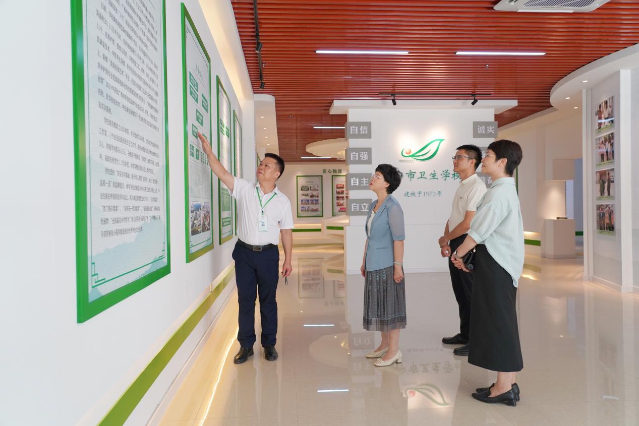 在南宁市卫生学校考察调研