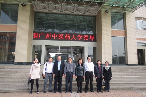 与桂林医学院交流会前合影