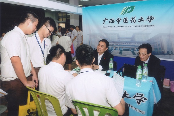 热情耐心地向来咨询的学生讲解