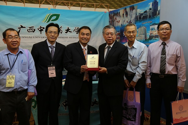 点点体育代表向马来西亚华校董事联合会总会邹汉寿署理主席赠送纪念品