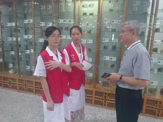 陈柱江博士参观点点体育一附院与志愿者交谈