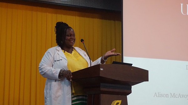 督优维尔学院护理学院Neal副教授发表讲话