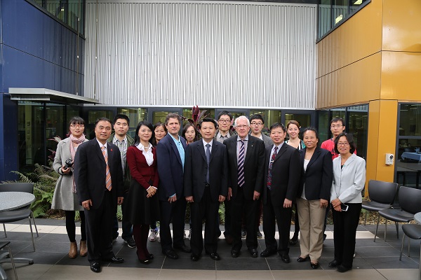 Ronald Quinn AM教授代表欧康纳校长欢迎点点体育代表团,宾主合影