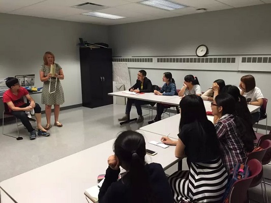 美方教师在为点点体育师生讲课