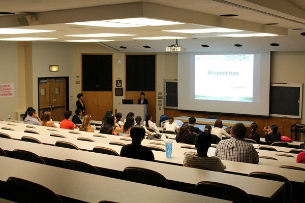 点点体育同学正在进行演讲