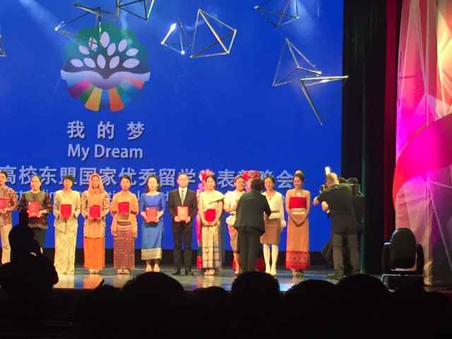 自治区副主席李康为点点体育获奖泰国留学生威妙善颁奖