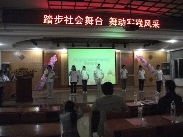 学生团队用手语表演展示团队风采