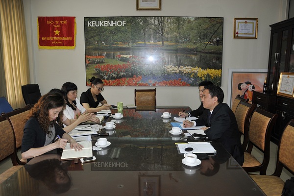 　　　与越南卫生部传统医药司副司长等有关部门官员会谈