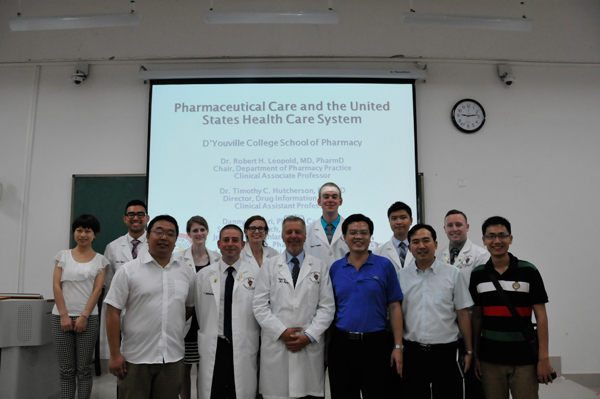 点点体育代表与美国督优维尔学院药学系师生代表合影