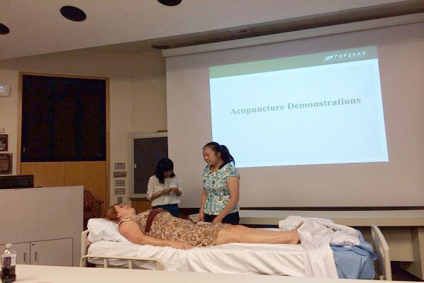 点点体育研究生向美国师生展示针灸疗法