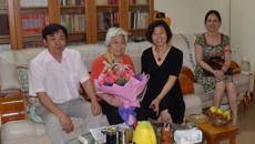 护理学院党政领导慰问离休干部赵淑明同志