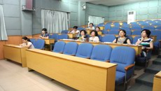 2012级护理硕士研究生中期考核汇报会顺利召开