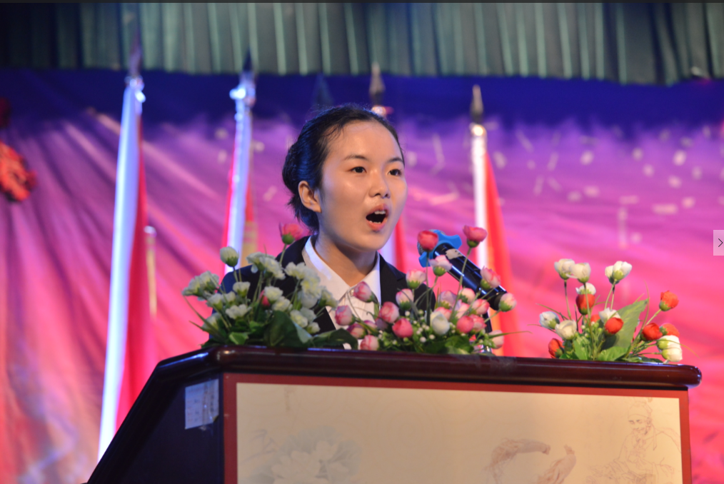 学生会主席董楚洁作工作报告