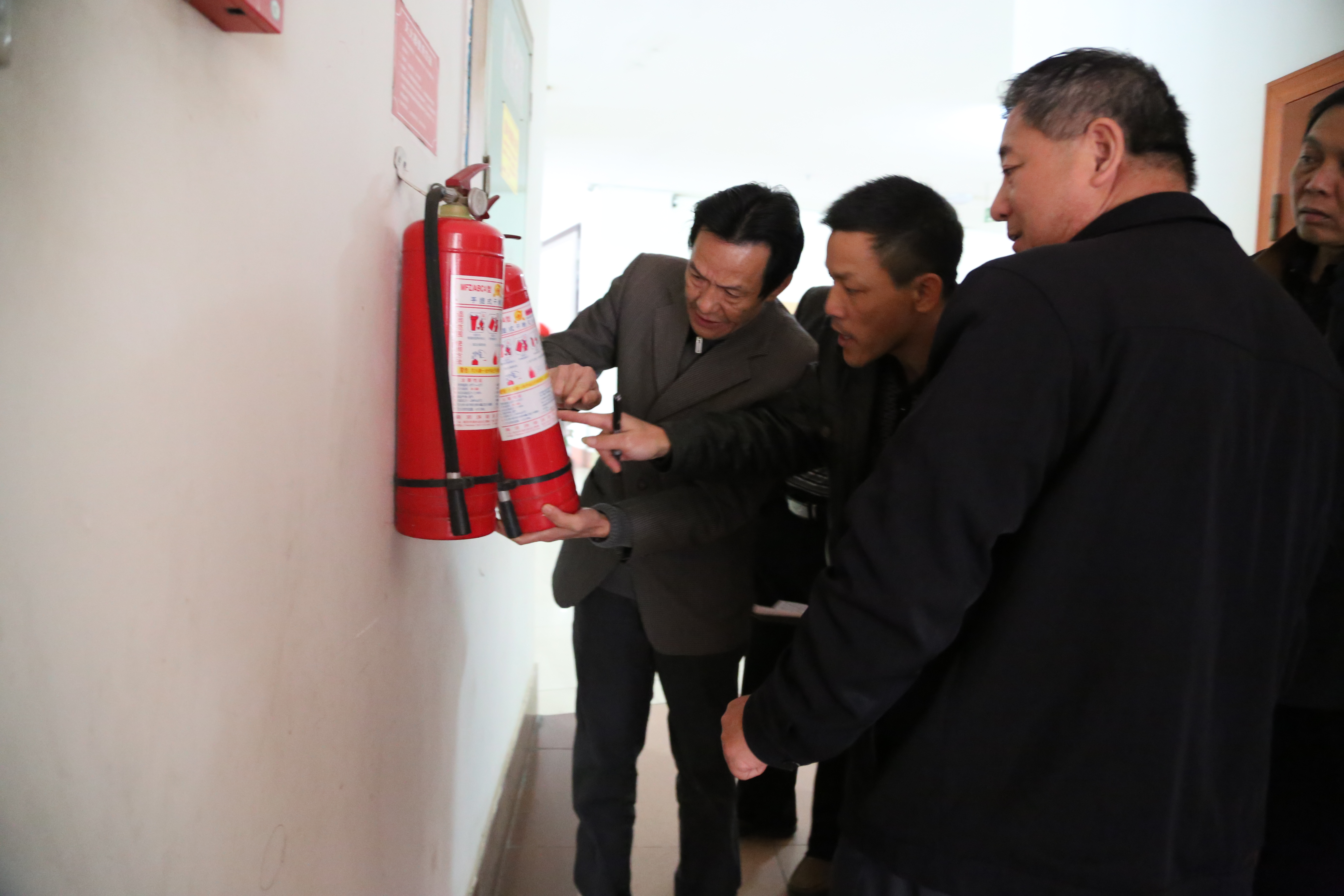 冼锦华现场检查指导安全工作