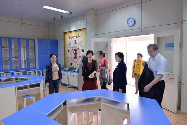参观中医诊查实训室