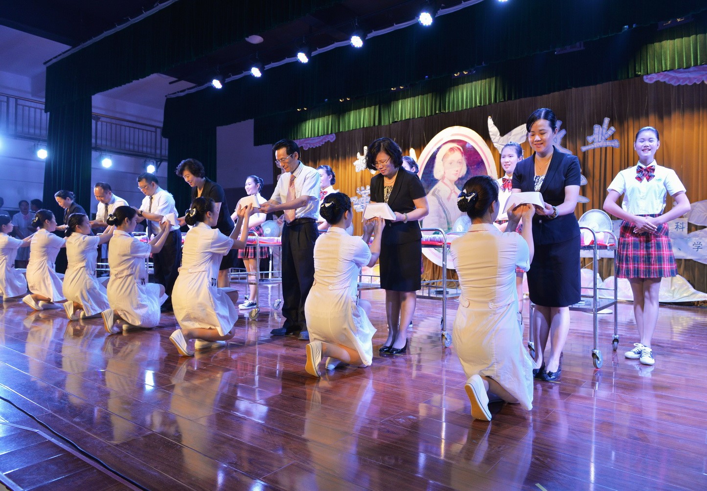 领导、嘉宾们为同学们授帽