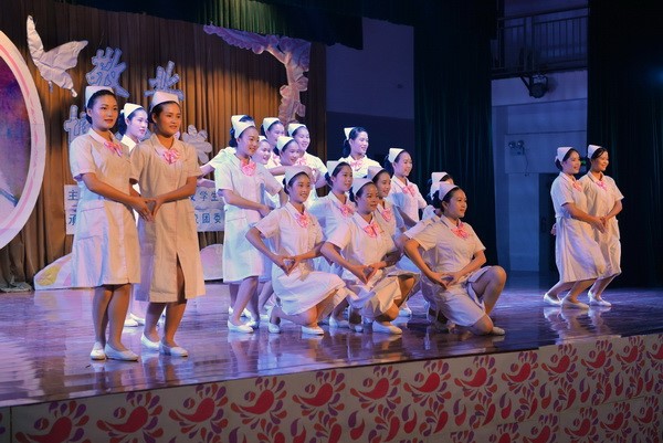 同学们带来手语表演