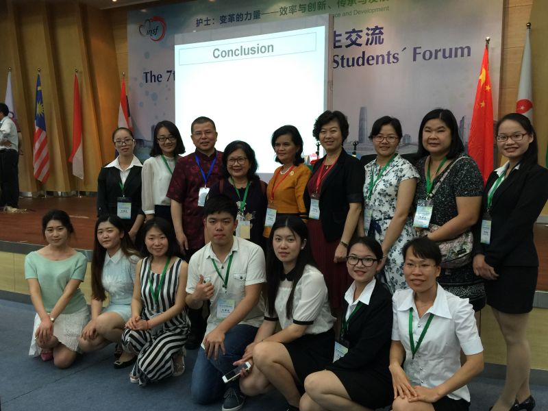 我院师生与泰国孔敬大学护理学院院长合影