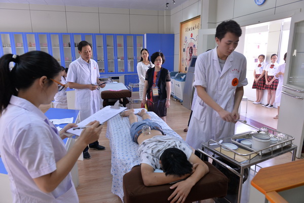 点穴与罐法竞赛现场