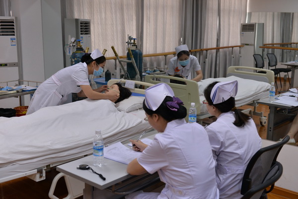 氧气筒式氧气吸入术竞赛现场