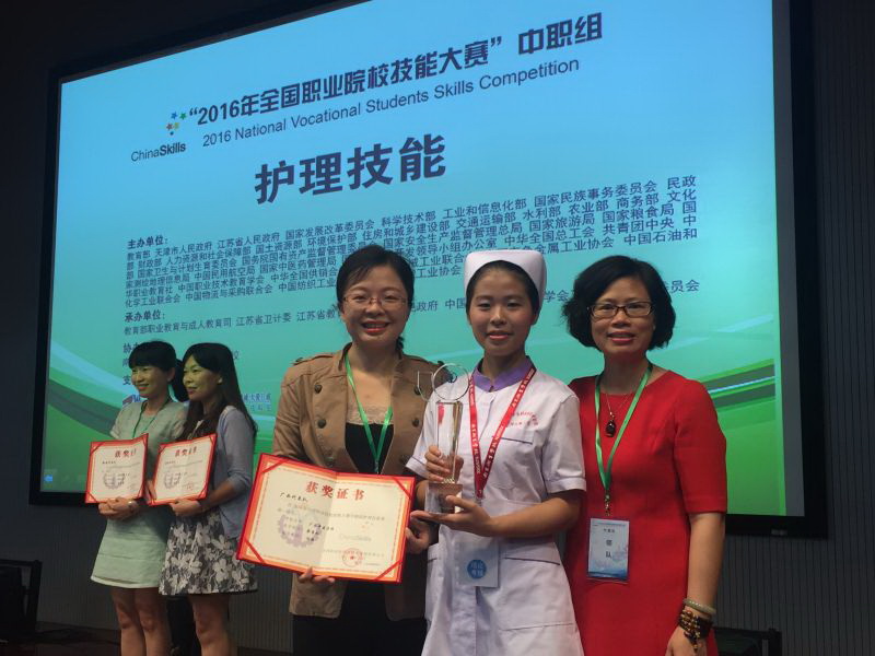 马秋平副校长与荣获一等奖选手梁雪玲同学、指导老师冯超合影